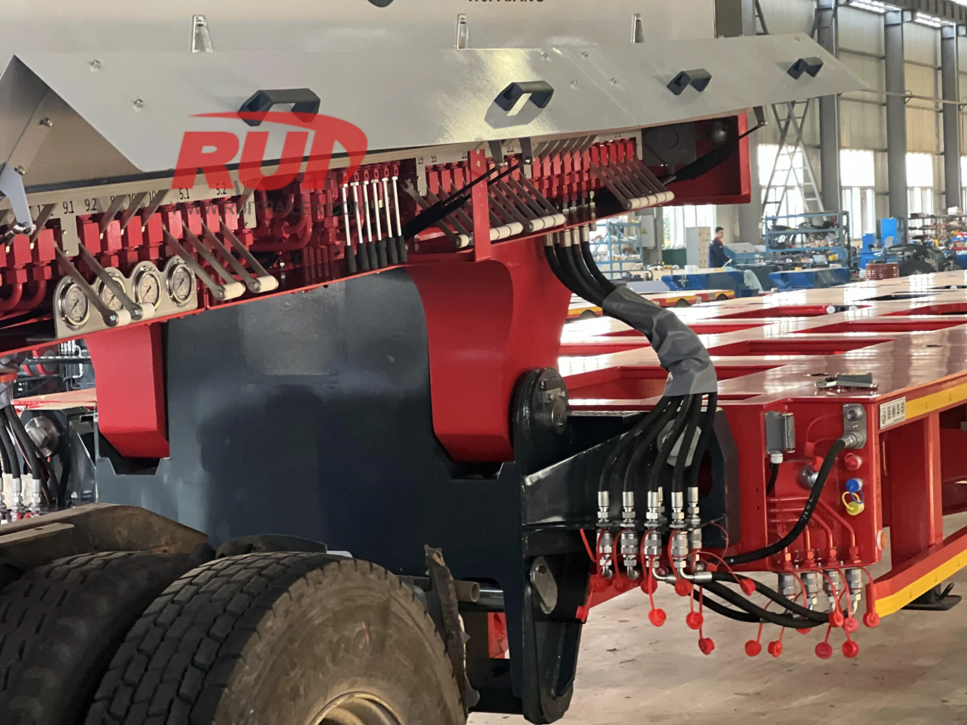 Heavy-duty modular hydraulic suspension trailer in highway transport scenario