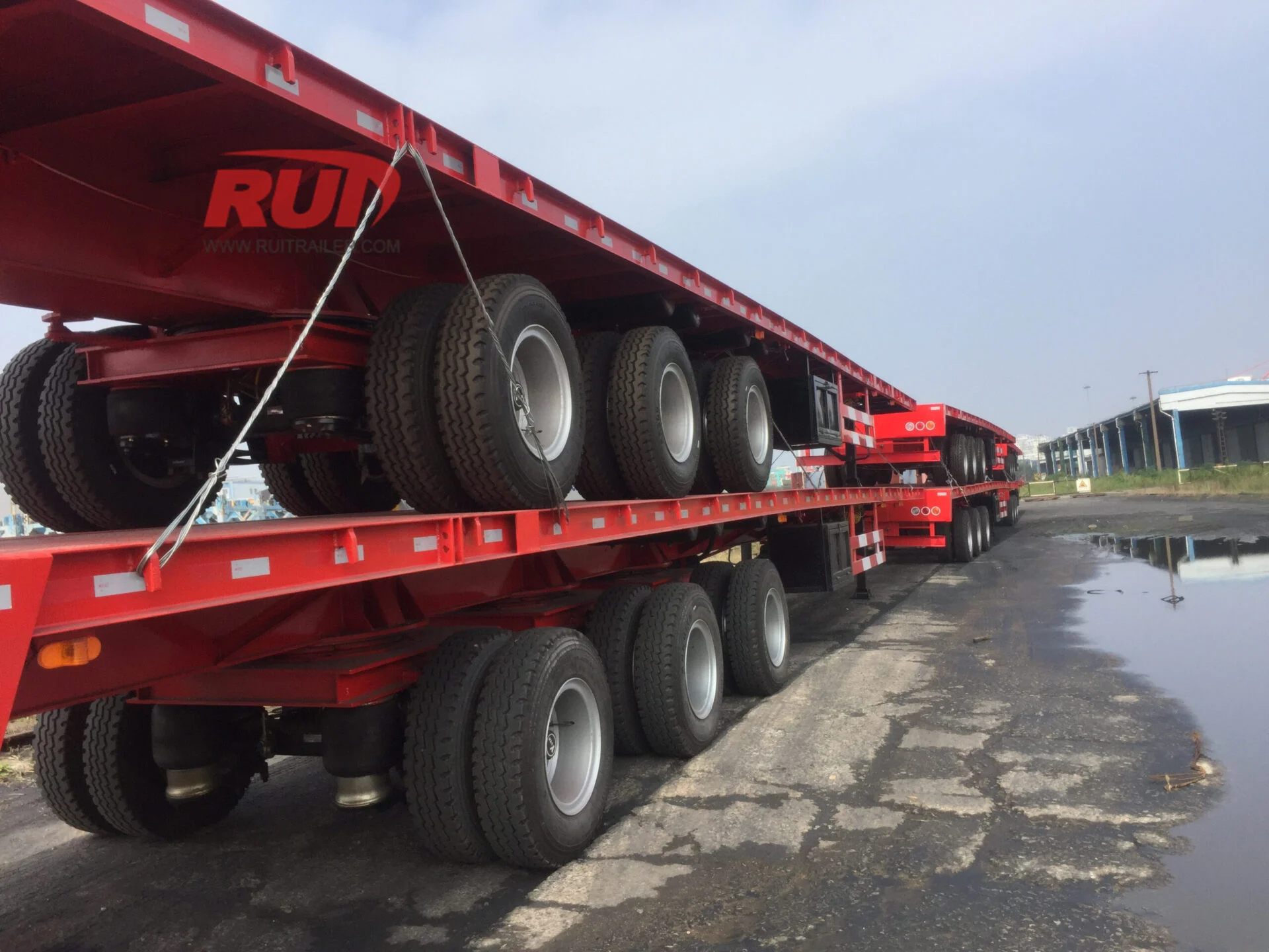 Équipement lourd chargé sur RUITRAILER pour un transport spécialisé