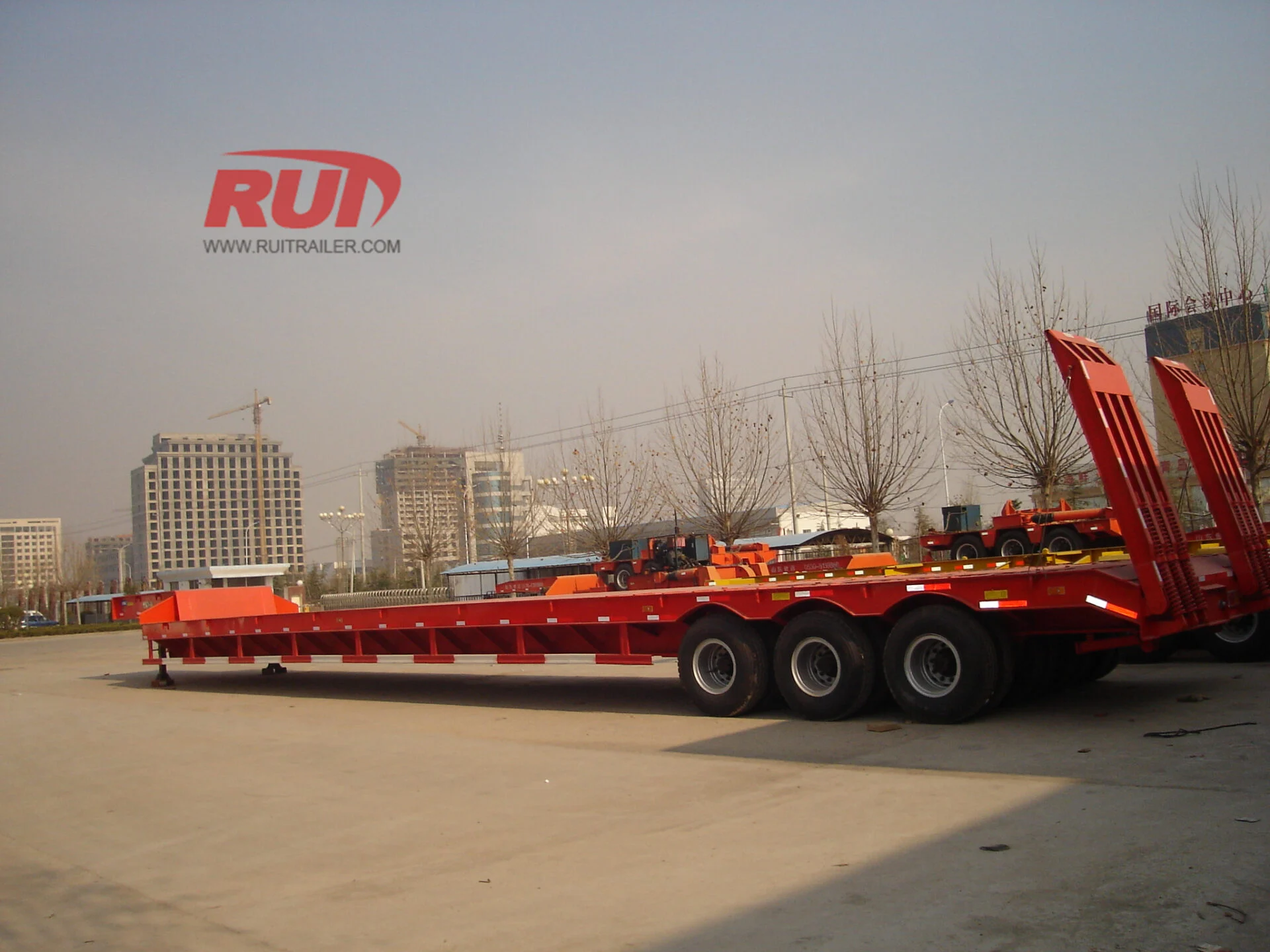 Bir endüstri teknolojisi sergisinde sergilenen modern ağır makineler