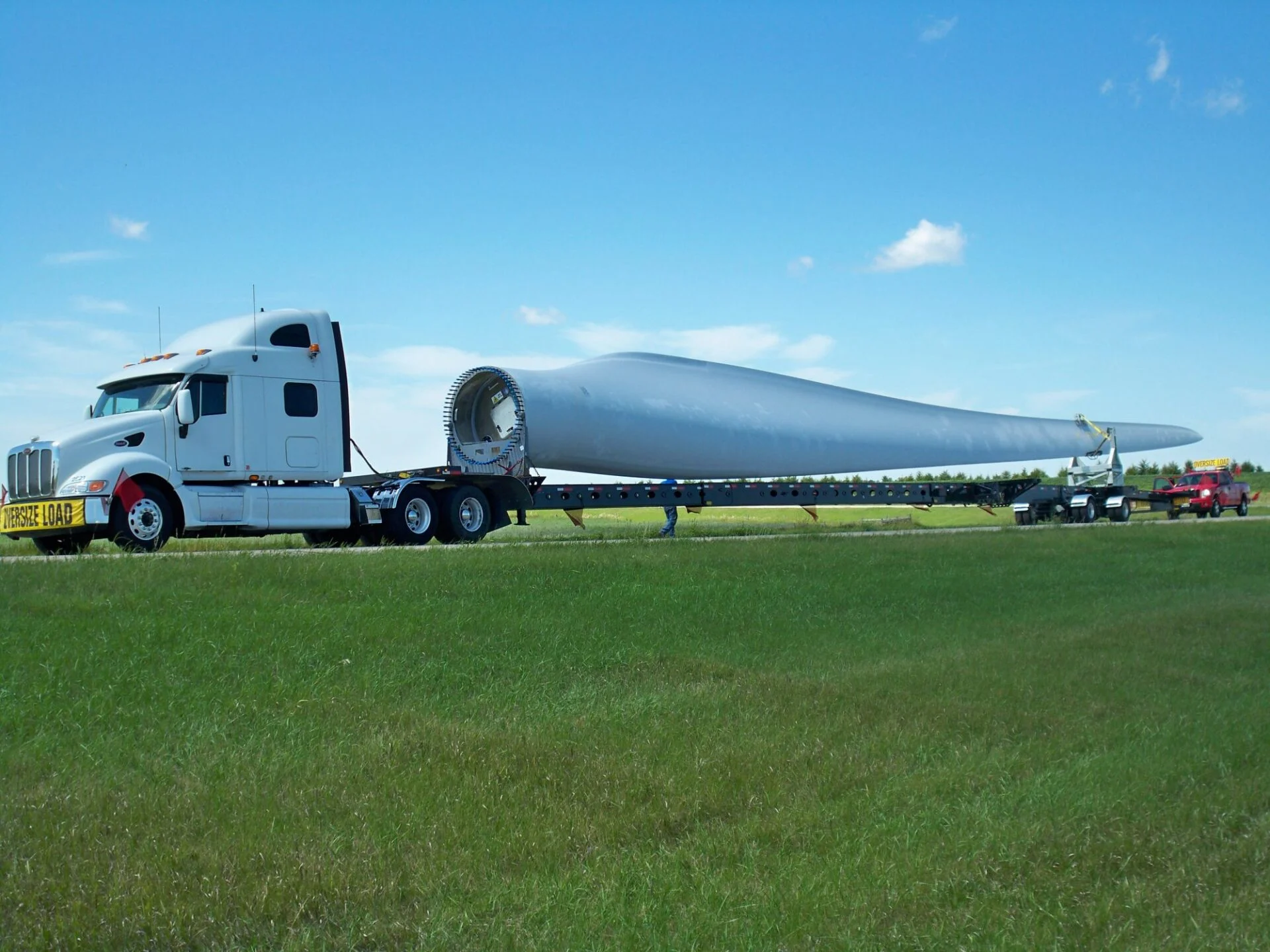 RUITRAILER extendable hydraulic flatbed trailer carrying windmill blades