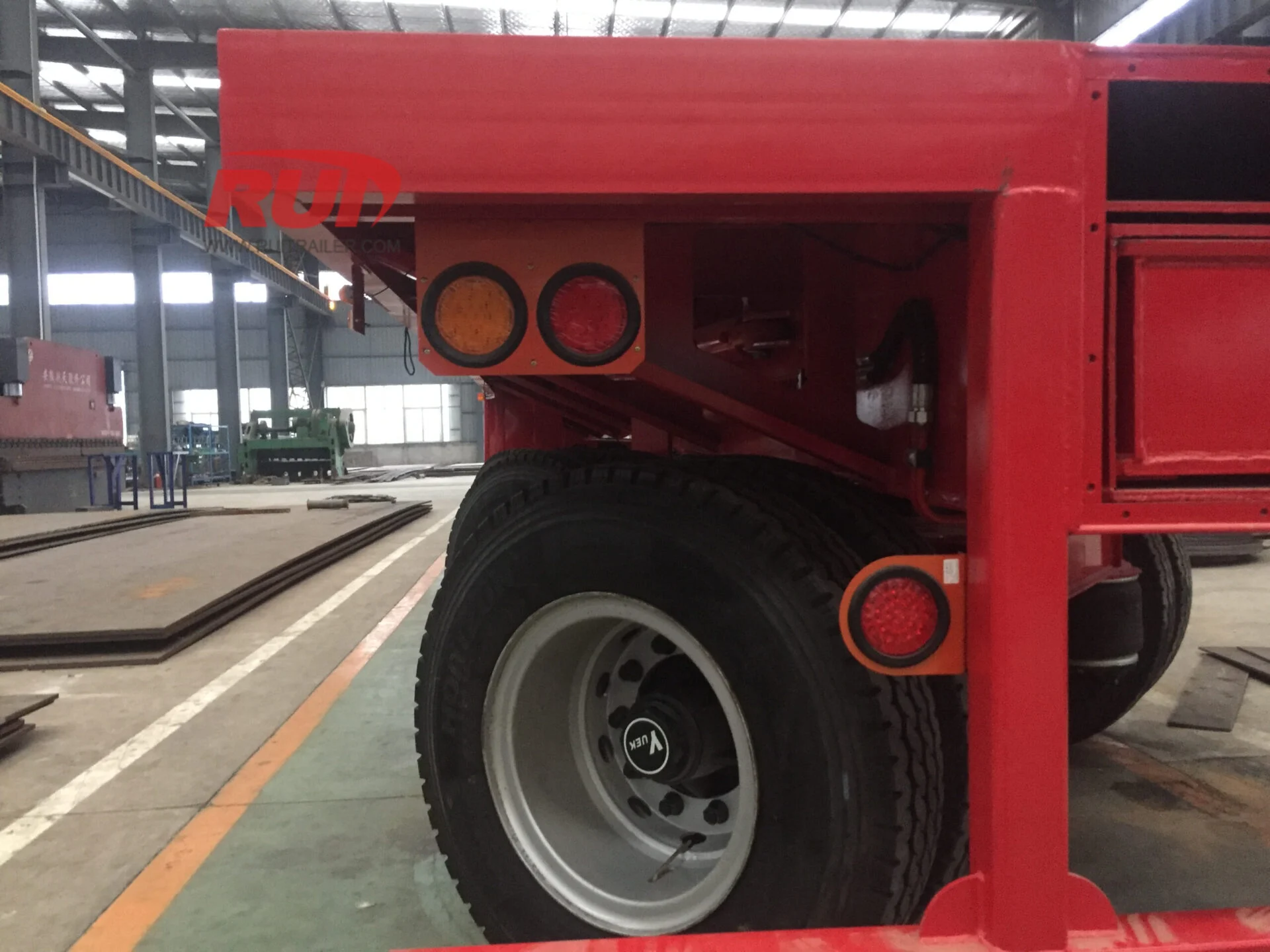 Remorque plateforme RUITRAILER sur terrain accidenté