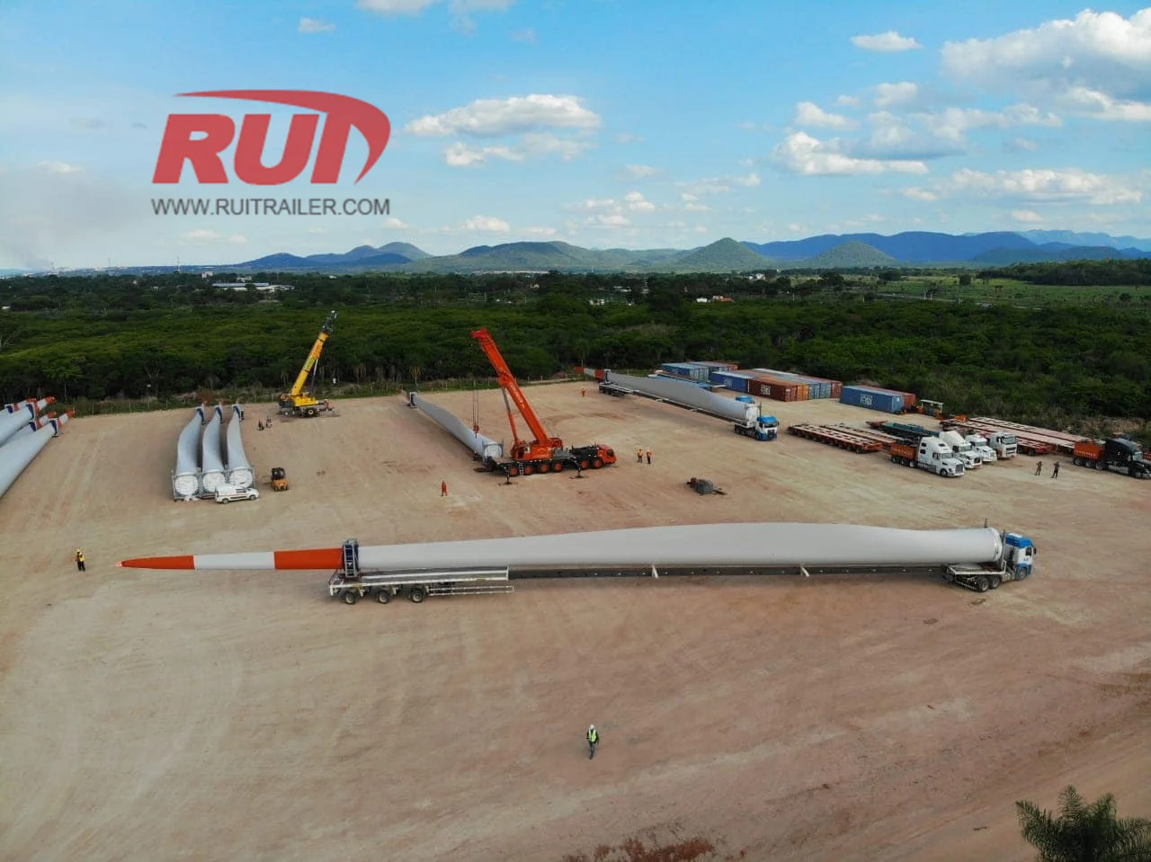 Wind turbine blade transport trailer