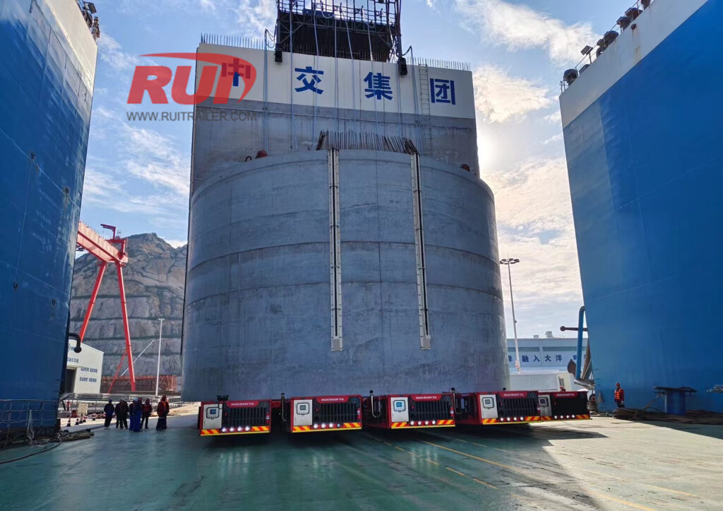 Transporteur modulaire autopropulsé (SPMT) dans la construction navale