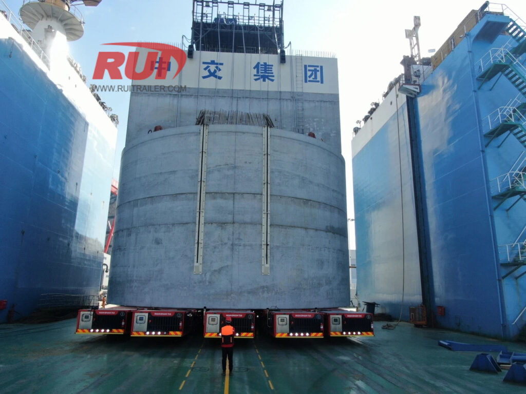 Transporteur modulaire autopropulsé (SPMT) en mouvement