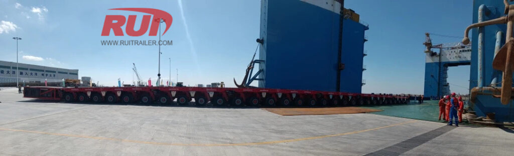 Transporteur modulaire autopropulsé (SPMT) en déplacement