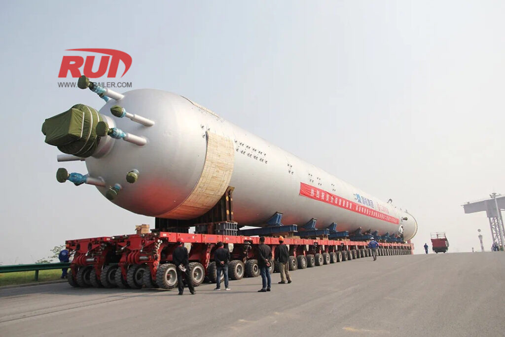 Selbstfahrende modulare Transporter (SPMT) transportieren chemische Behälter