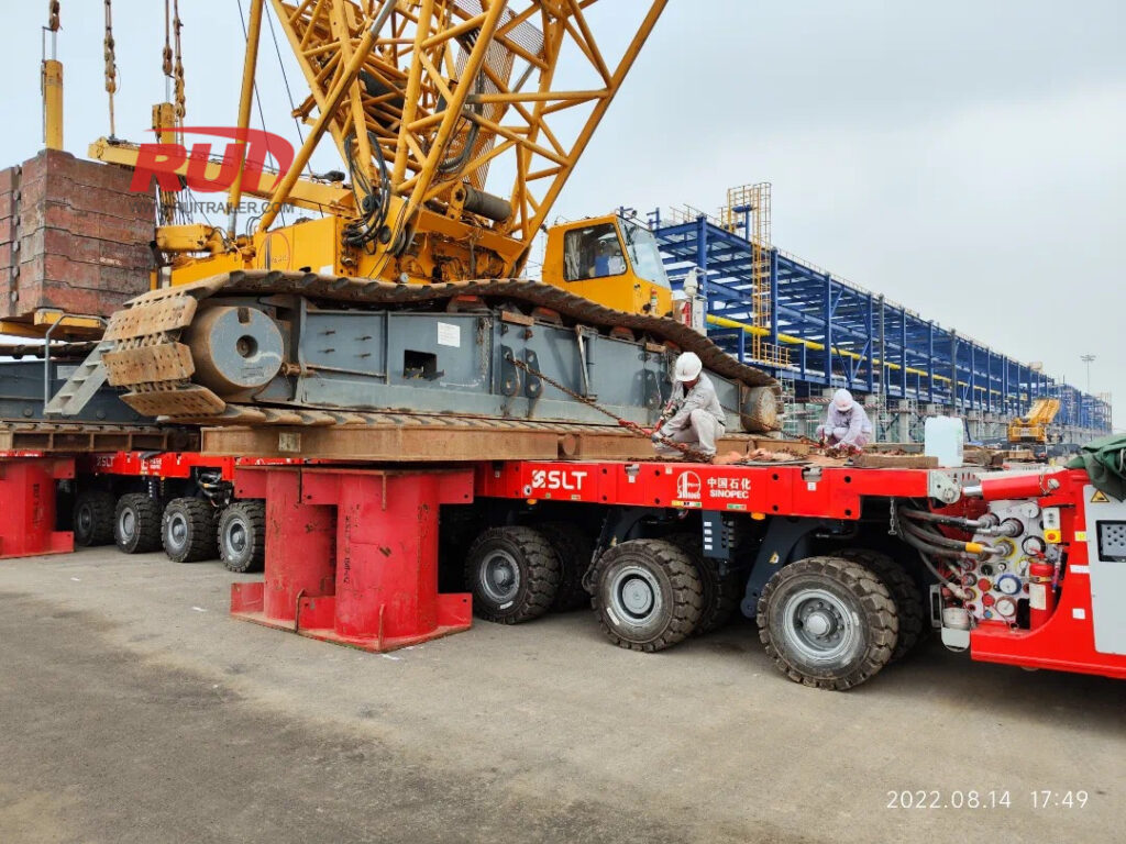 Selbstfahrende modulare Transporter (SPMT) transportieren Raupenkran