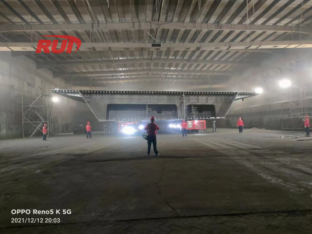 Selbstfahrende modulare Transporter (SPMT) im Einsatz