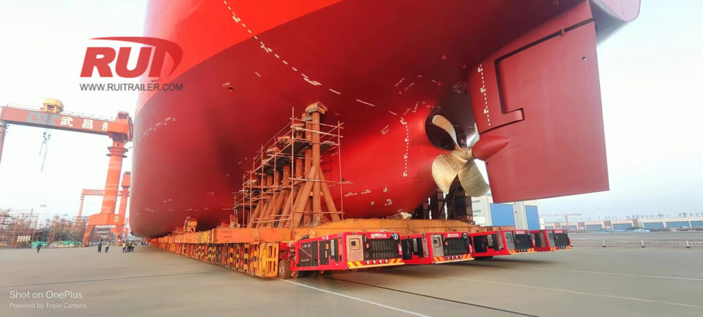 Selbstfahrende modulare Transporter (SPMT) in Werft