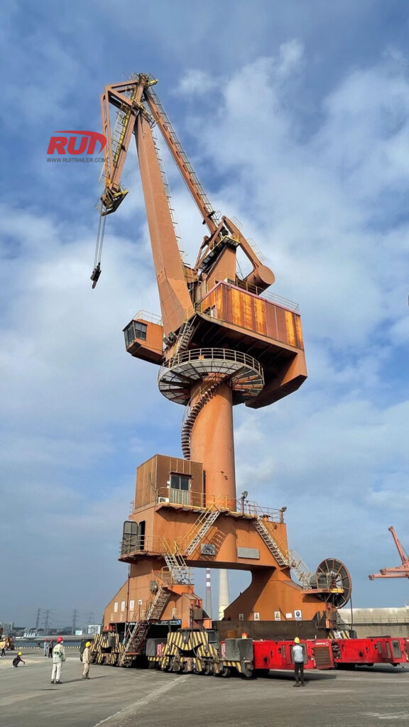 Selbstfahrende modulare Transporter (SPMT) Installation Hafenkran