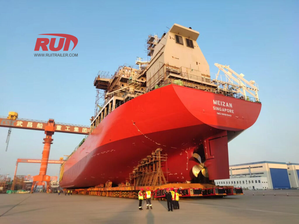 selbstfahrende modulare Transporter (spmt) bewegen Schiff