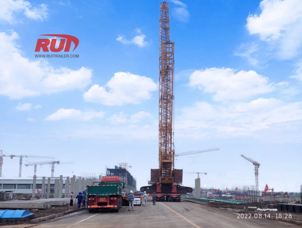 selbstfahrende modulare Transporter (spmt) bewegender Raupenkran