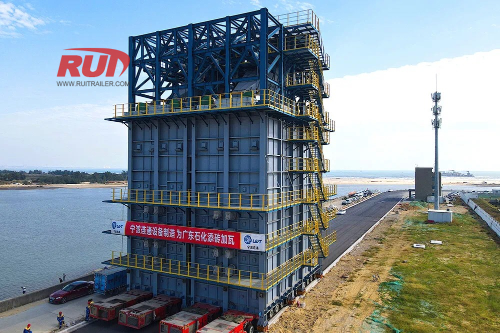 selbstfahrende modulare Transporter (spmt) rollen auf Barge