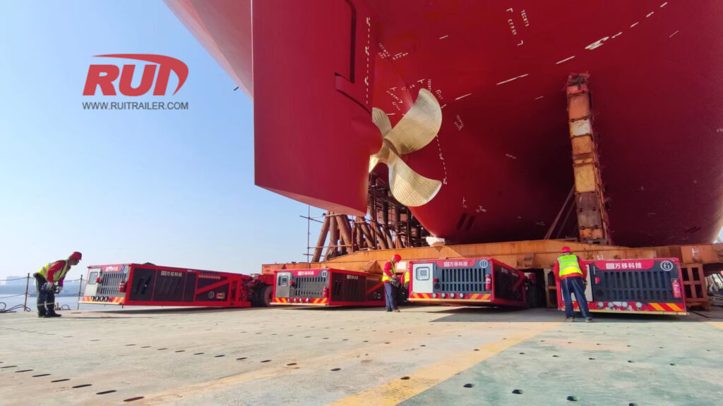 selbstfahrende modulare Transporter (spmt) rollen auf Schiff