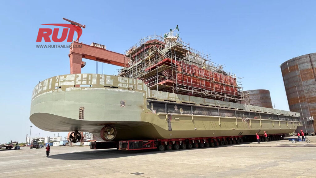 selbstfahrende modulare Transporter (spmt) arbeiten im Schiffbau