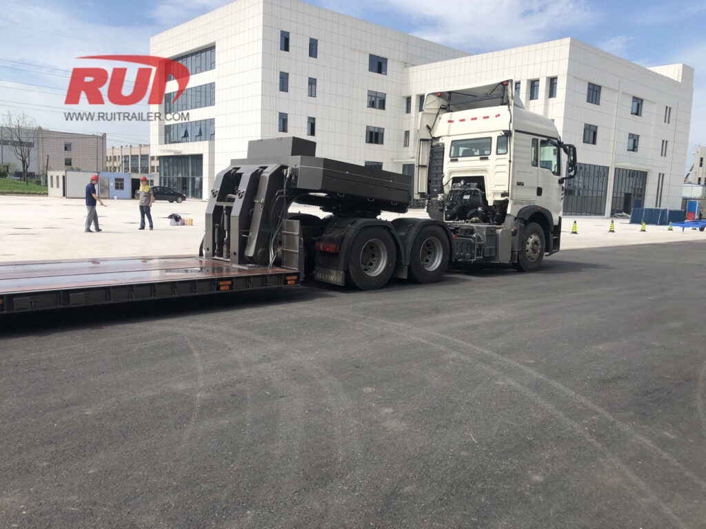 Remorque à plateforme basse avec tête d'attelage amovible