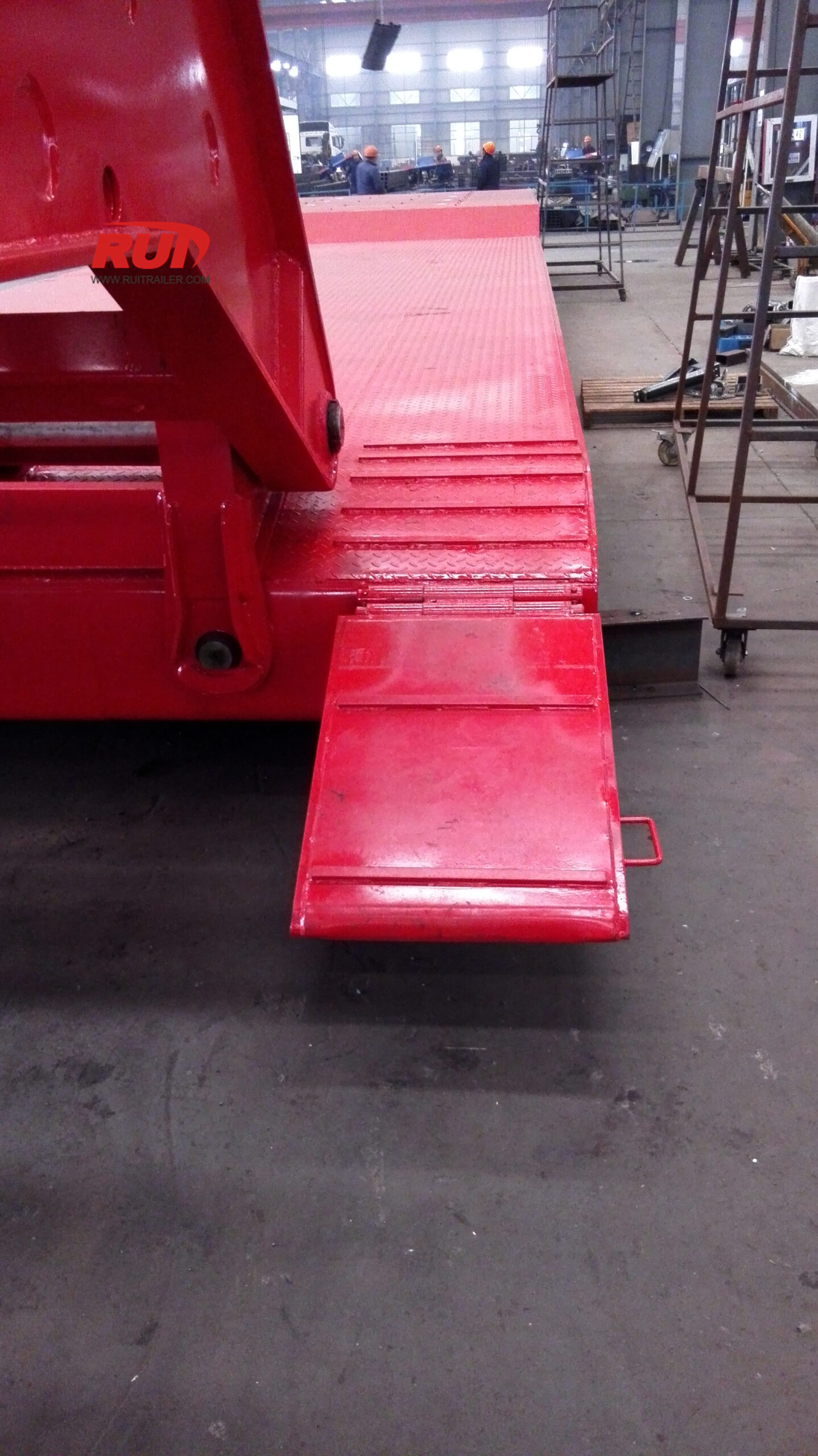 What Is an RGN Trailer Types Uses and Key Features hydraulic removable gooseneck trailer loading ramp