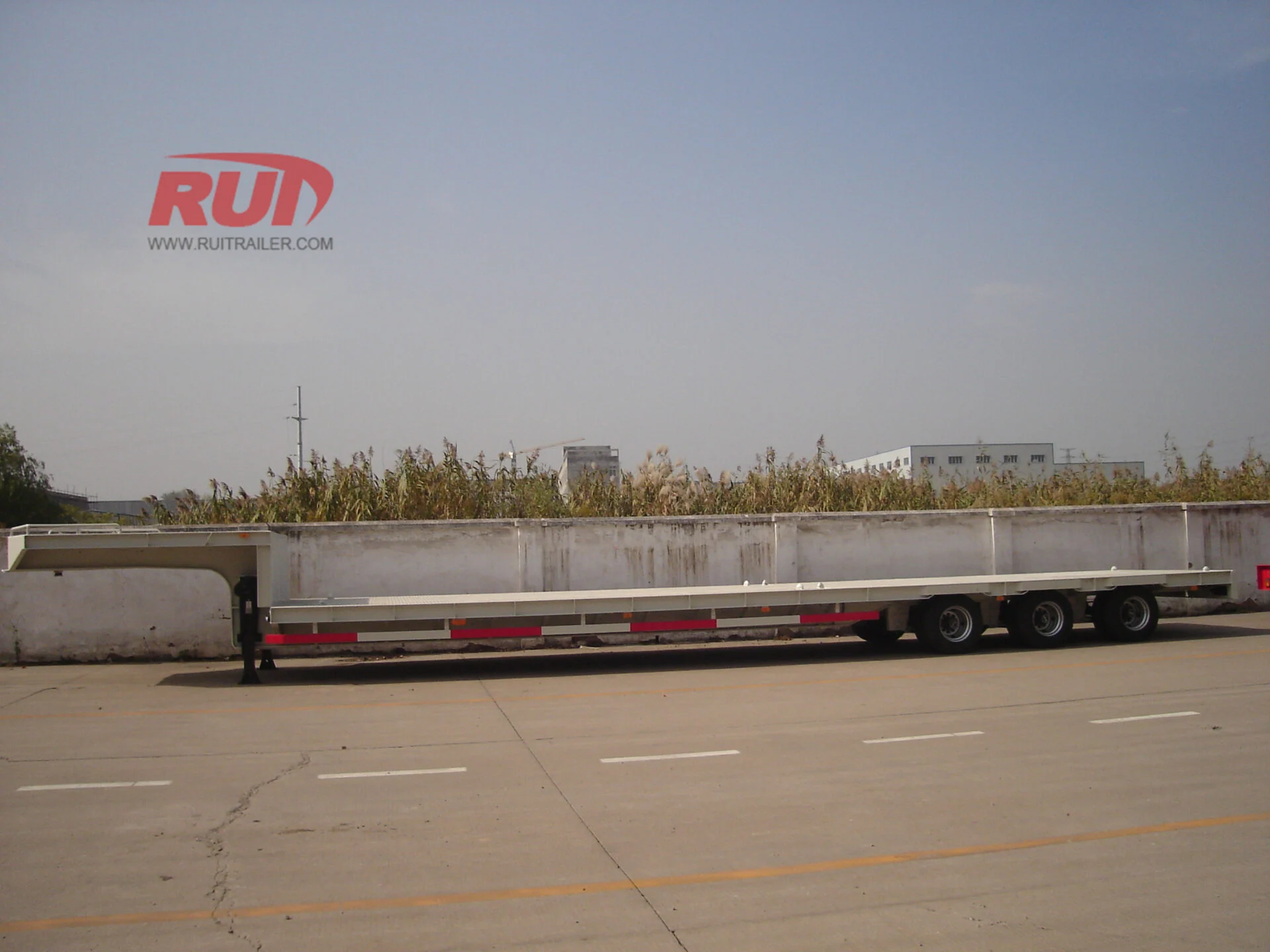 RUITRAILER transporting heavy wind turbine blade efficiently