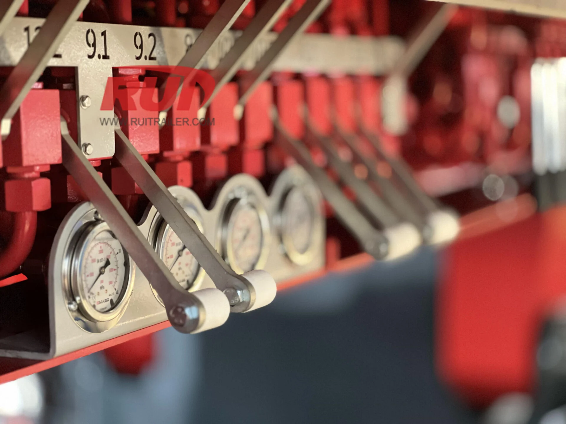 Wide body tilt trailer with hydraulic jack upgrade