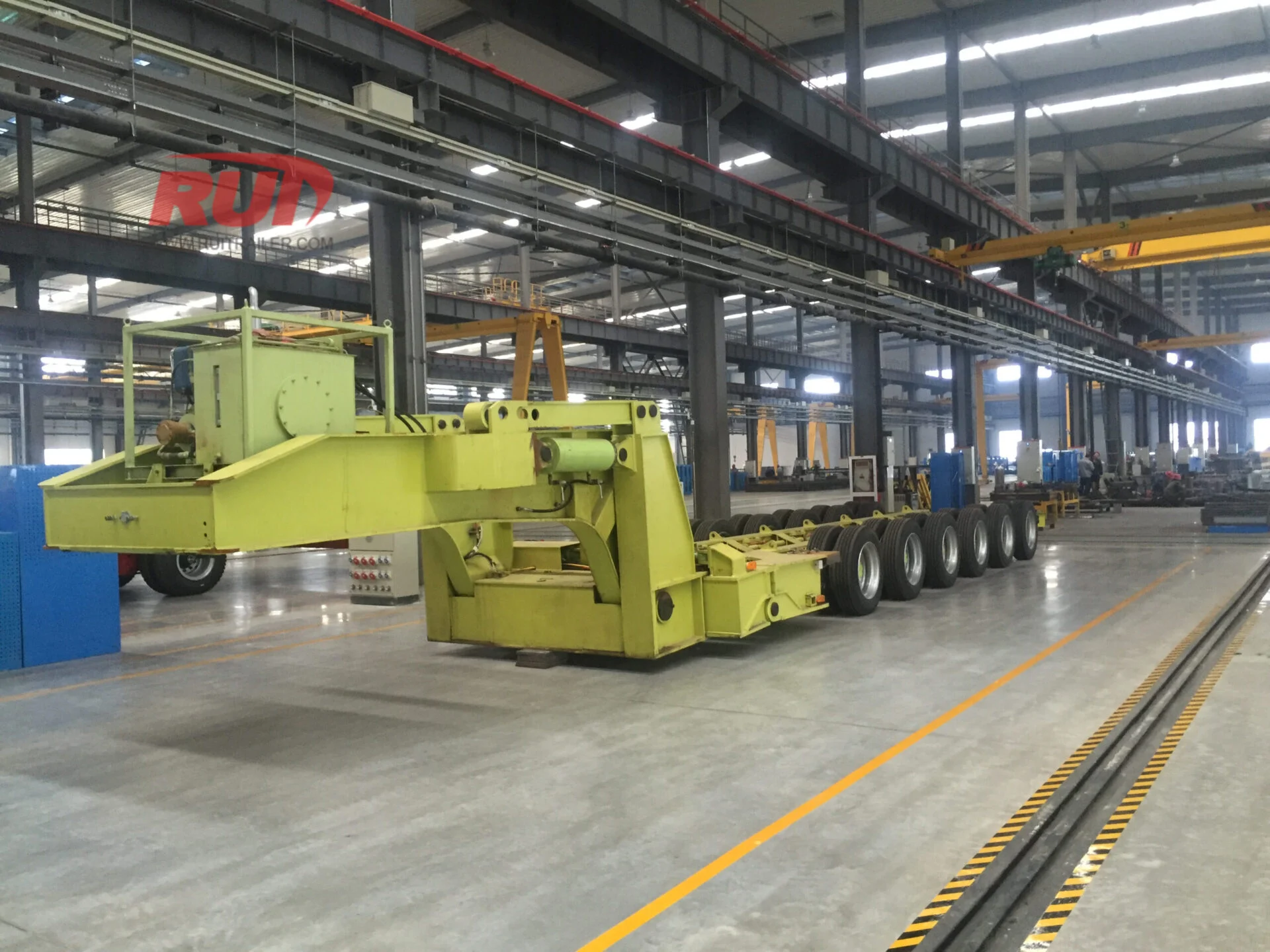 Wind turbine blade transportation on extendable trailer