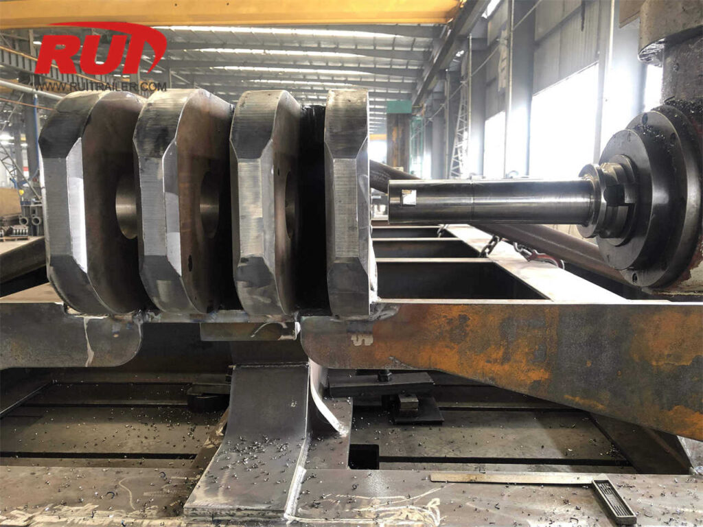 CNC-Geländesfräsmaschine für die Herstellung hydraulischer Modularanhänger a close up view of a modular trailer metal crankshaft with several lobes