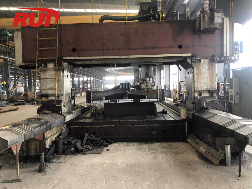 CNC-Geländesfräsmaschine für die Herstellung hydraulischer Modularanhänger cnc gantry machine in a workshop setting