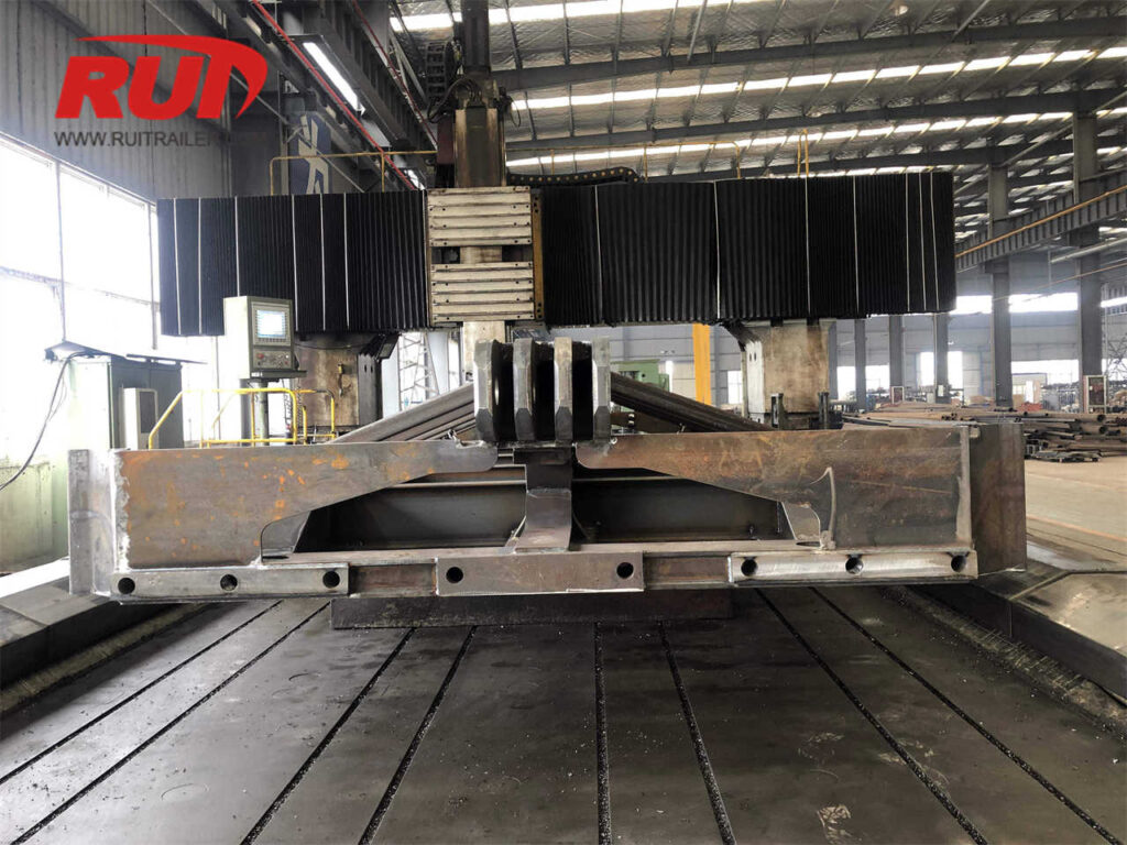 CNC-Geländesfräsmaschine für die Herstellung hydraulischer Modularanhänger cnc milling machine processing hydraulic modular trailer component.
