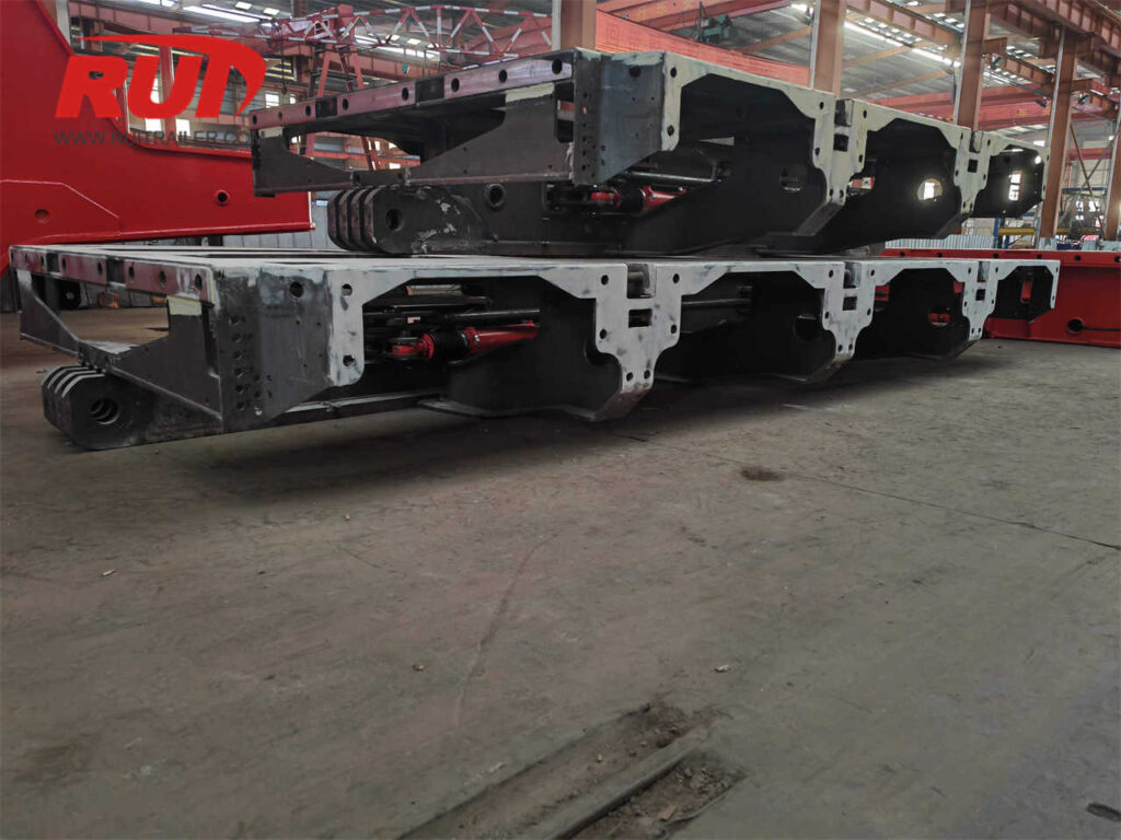CNC-Geländesfräsmaschine für die Herstellung hydraulischer Modularanhänger industrial machine modular trailer chassis in workshop