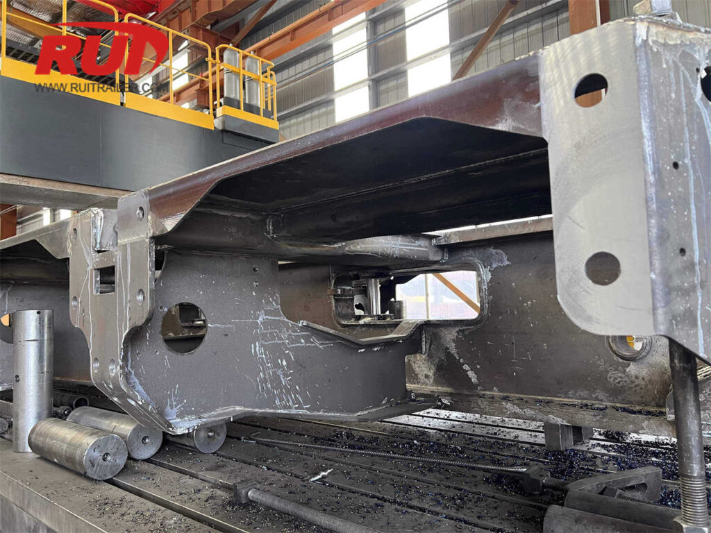 CNC-Geländesfräsmaschine für die Herstellung hydraulischer Modularanhänger cnc gantry milling machine trailer making
