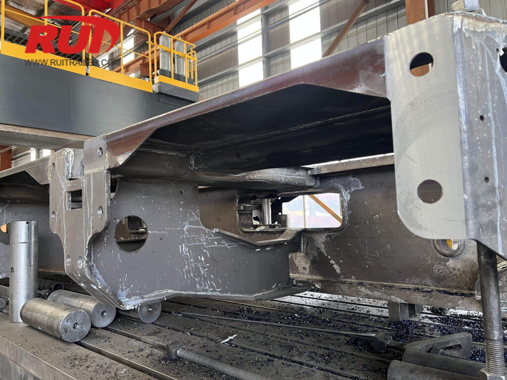 CNC-Geländesfräsmaschine für die Herstellung hydraulischer Modularanhänger cnc gantry milling machine trailer making