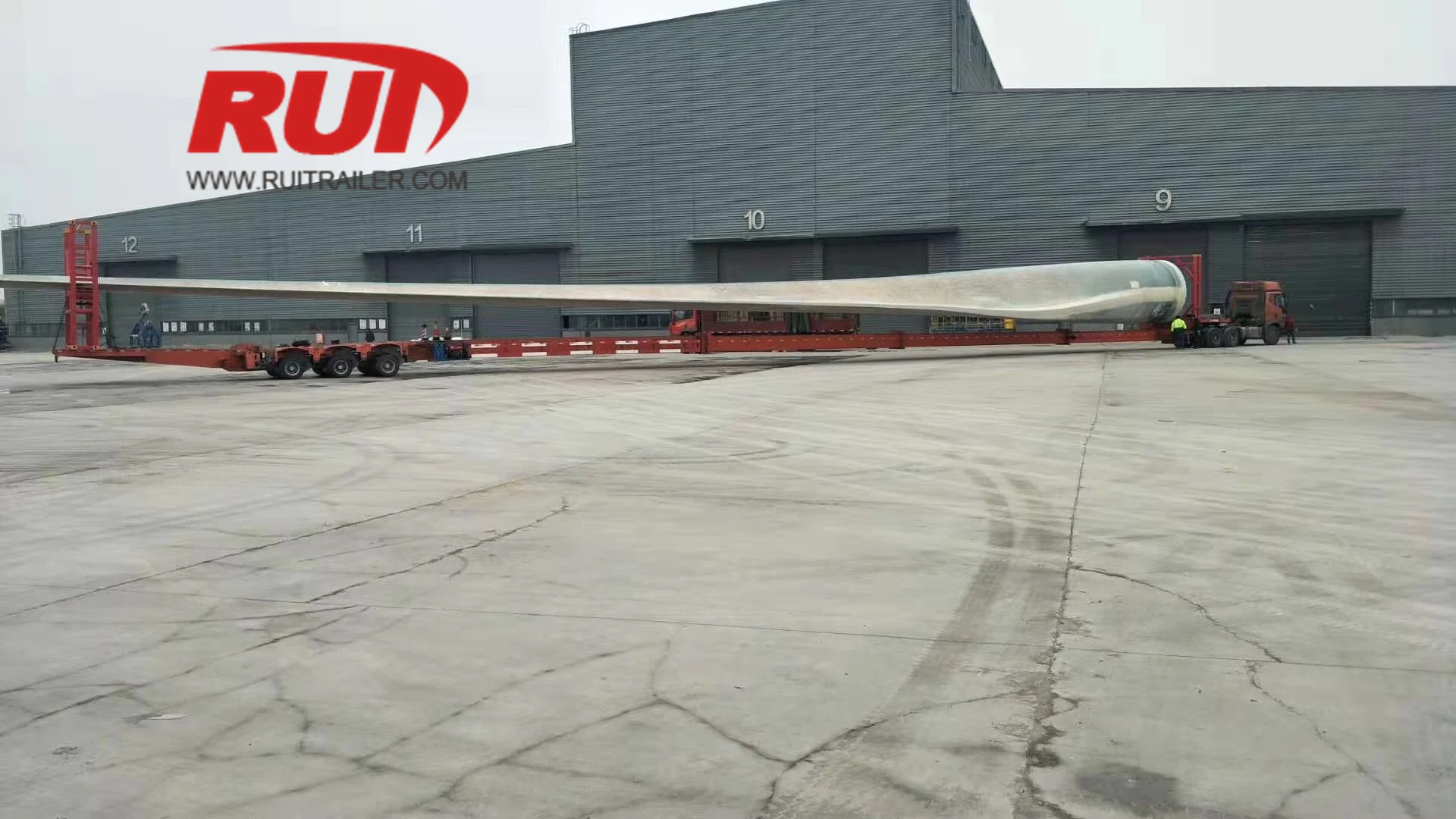 Wind turbine blade transport